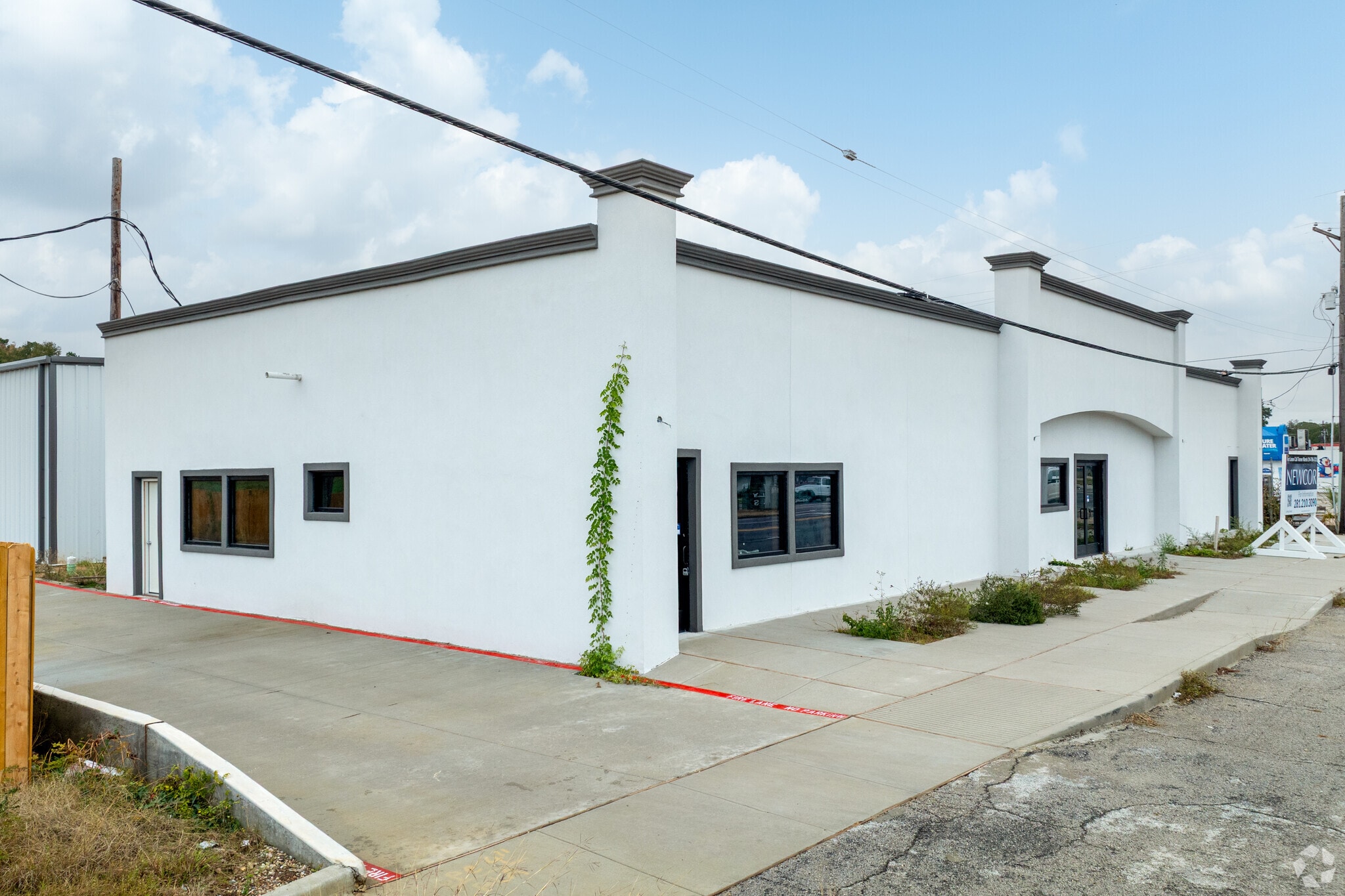 2004 N Frazier St, Conroe, TX for lease Primary Photo- Image 1 of 12