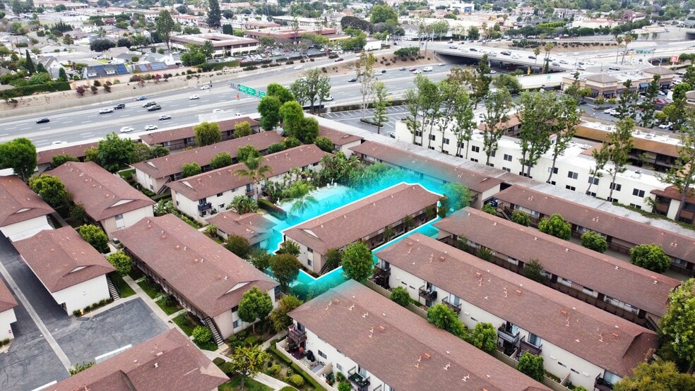 549 N Tustin Ave, Santa Ana, CA à vendre - Photo du bâtiment - Image 1 de 12