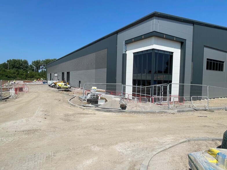 1 Frog Hall Ln, Rugby à vendre - Photo du bâtiment - Image 2 de 5