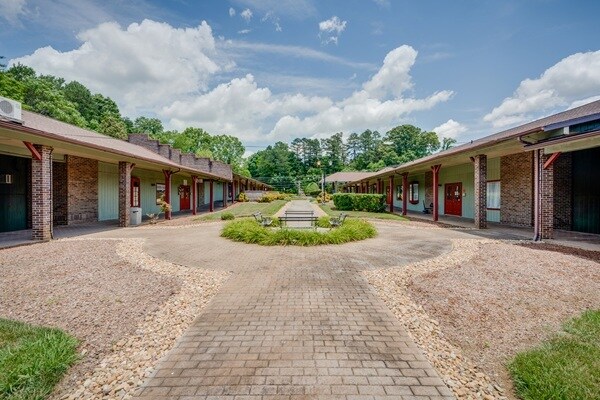 2700 S Roan St, Johnson City, TN à louer - Photo du bâtiment - Image 3 de 14