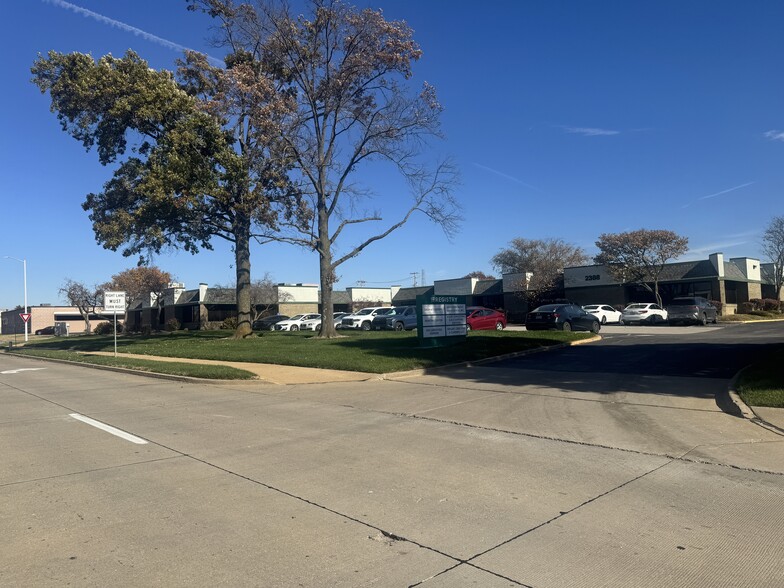 2388 Schuetz Rd, Maryland Heights, MO for sale - Primary Photo - Image 1 of 12