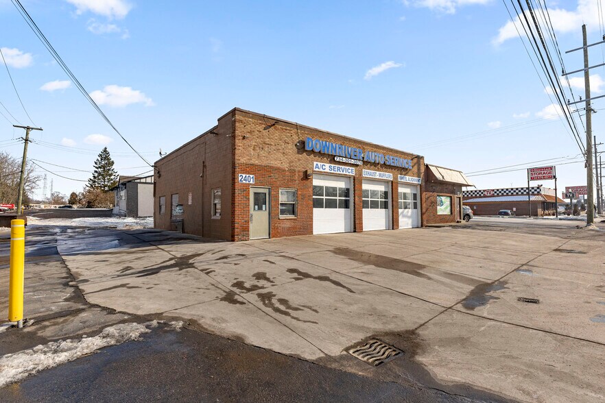 2401 Fort St, Trenton, MI à vendre - Photo du bâtiment - Image 3 de 66