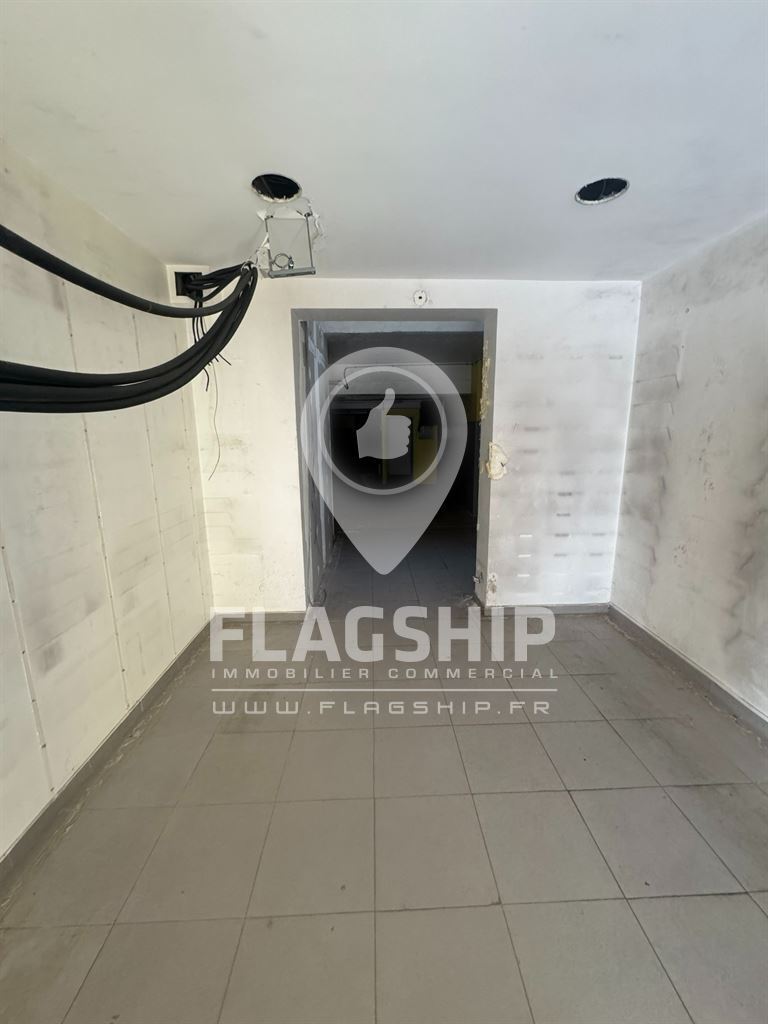 Retail in Paris for lease Interior Photo- Image 1 of 9
