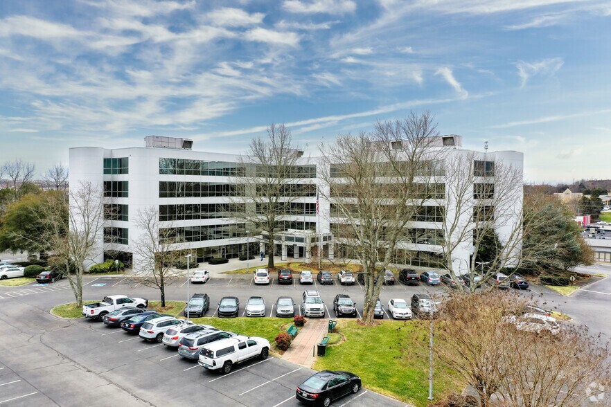 408 N Cedar Bluff Rd, Knoxville, TN à louer - Photo du bâtiment - Image 1 de 5