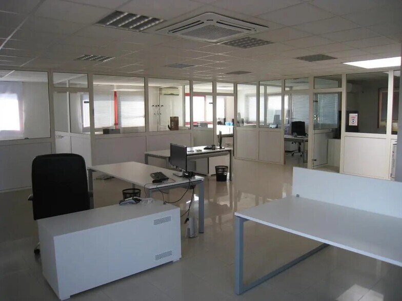Office in Aubagne for lease - Interior Photo - Image 1 of 7