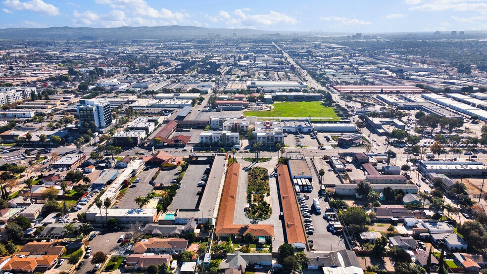 1427 E 1st St, Santa Ana, CA à vendre - Photo du bâtiment - Image 3 de 21