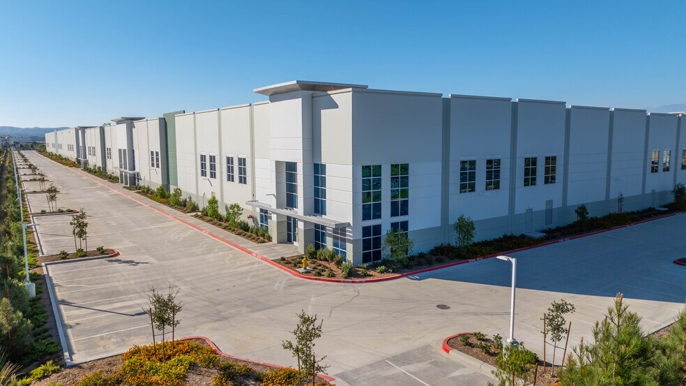 15881 Terminal Ct, Chino, CA à louer - Photo du bâtiment - Image 3 de 16