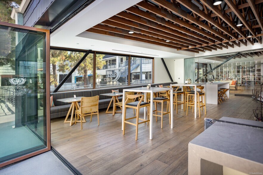 8950 Villa La Jolla Dr, La Jolla, CA à louer - Photo du bâtiment - Image 3 de 26