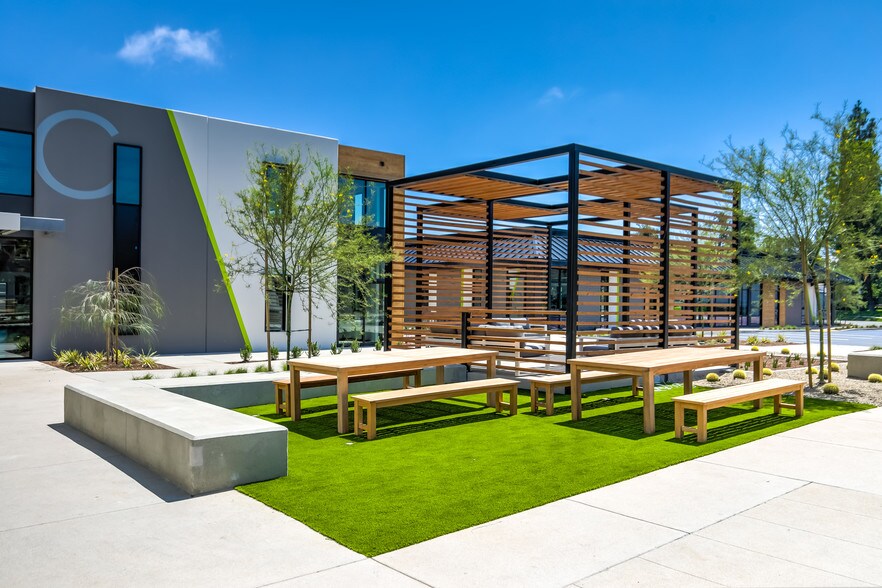 660 W Baker St, Costa Mesa, CA à louer - Photo du bâtiment - Image 3 de 12