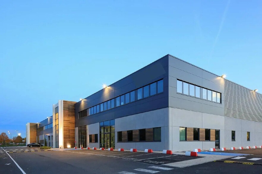 Flex in Cergy for lease - Building Photo - Image 2 of 9