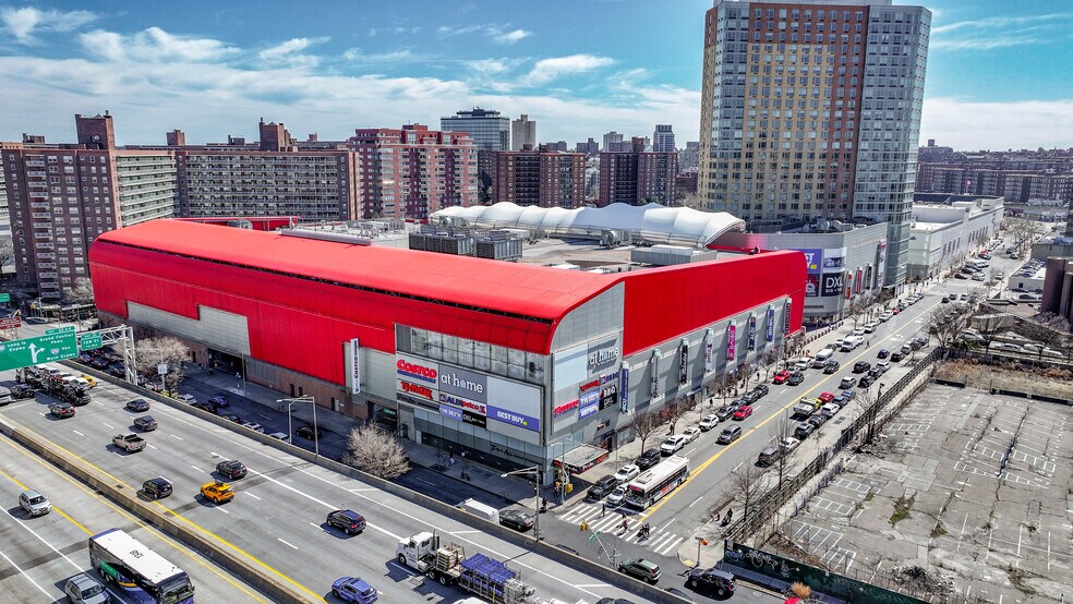 6135 Junction Blvd, Rego Park, NY à louer - Photo du bâtiment - Image 1 de 1