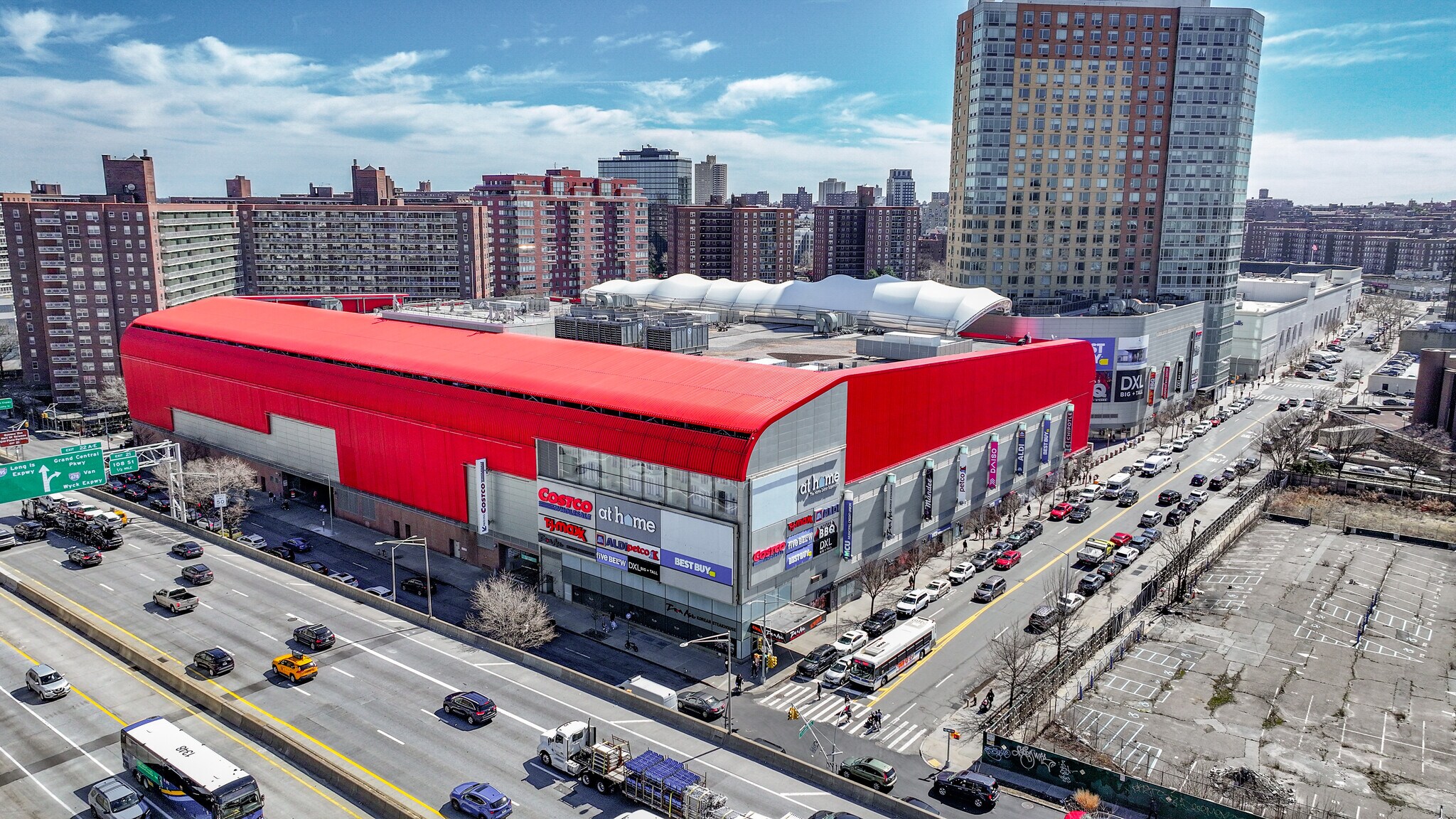 6135 Junction Blvd, Rego Park, NY à louer Photo du bâtiment- Image 1 de 2