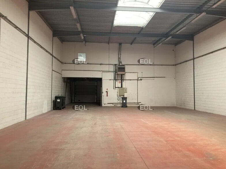 Flex in Villejuif for lease - Interior Photo - Image 2 of 8