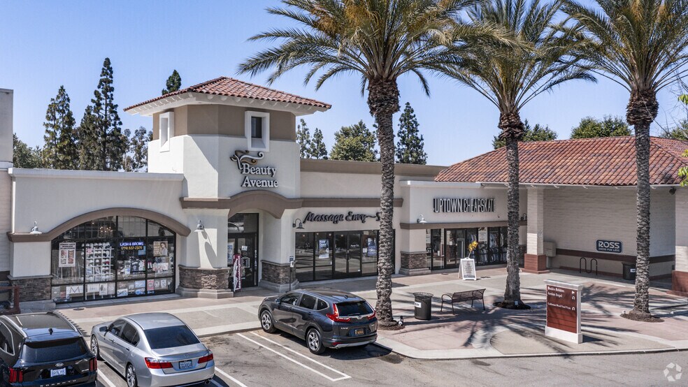 110-198 E Yorba Linda Blvd, Placentia, CA à louer - Photo du bâtiment - Image 2 de 12