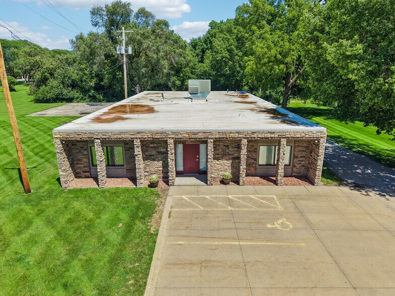 2721 SW 30th St, Des Moines, IA à vendre - Photo du bâtiment - Image 2 de 49