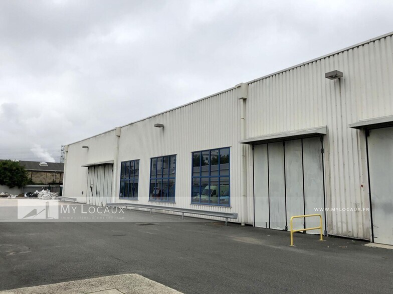 Industriel dans Saint-Denis à louer - Photo du bâtiment - Image 2 de 6