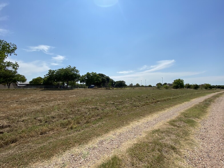 Shepard Street, Brenham, TX à vendre - Photo du b timent - Image 2 de 14