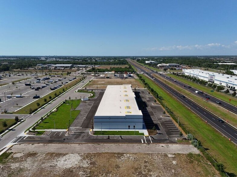 7707 24th Ct E, Sarasota, FL à louer - Photo du bâtiment - Image 3 de 11