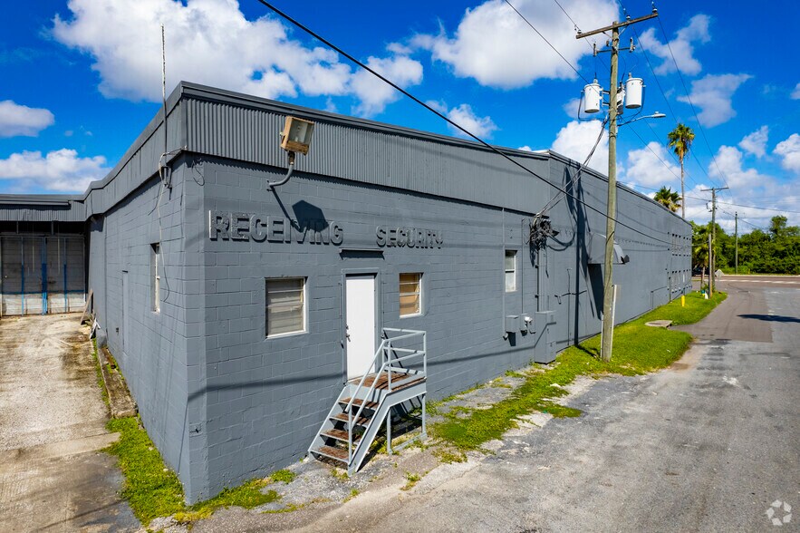2717-2729 E Adamo Dr, Tampa, FL à louer - Photo du bâtiment - Image 3 de 9
