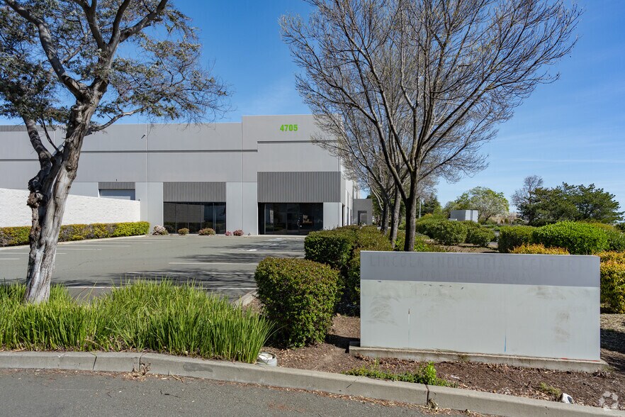 4725 Industrial Way, Benicia, CA à louer - Photo du bâtiment - Image 2 de 7