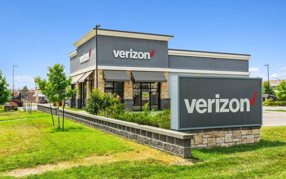 4651 Bauer Farm Dr, Lawrence, KS à vendre - Photo du bâtiment - Image 3 de 4