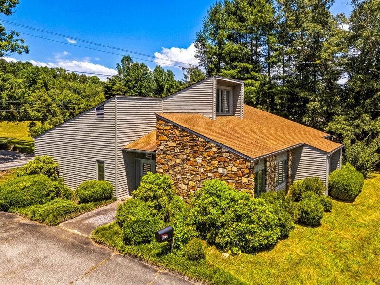 675 Hendersonville Hwy, Pisgah Forest, NC à vendre - Photo du bâtiment - Image 2 de 31