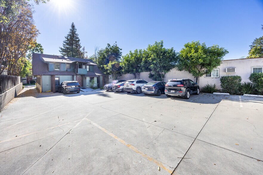 275 E California Blvd, Pasadena, CA à vendre - Photo du bâtiment - Image 2 de 11