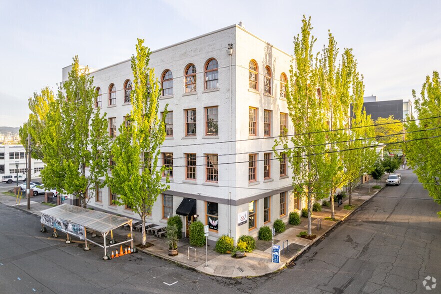 East Bank Lofts portefeuille de 2 propriétés à vendre sur LoopNet.ca - Photo du bâtiment - Image 1 de 13