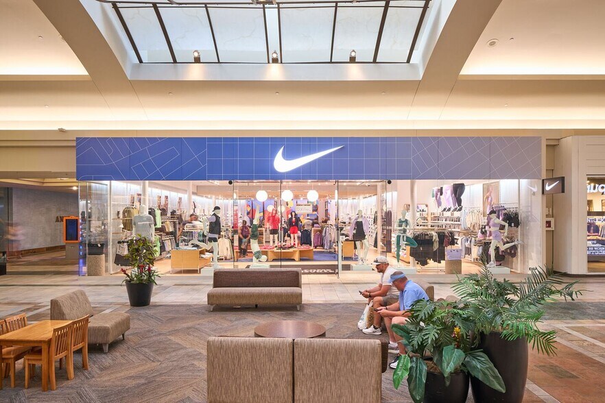 7900 Shelbyville Rd, Louisville, KY à louer - Photo du bâtiment - Image 3 de 11