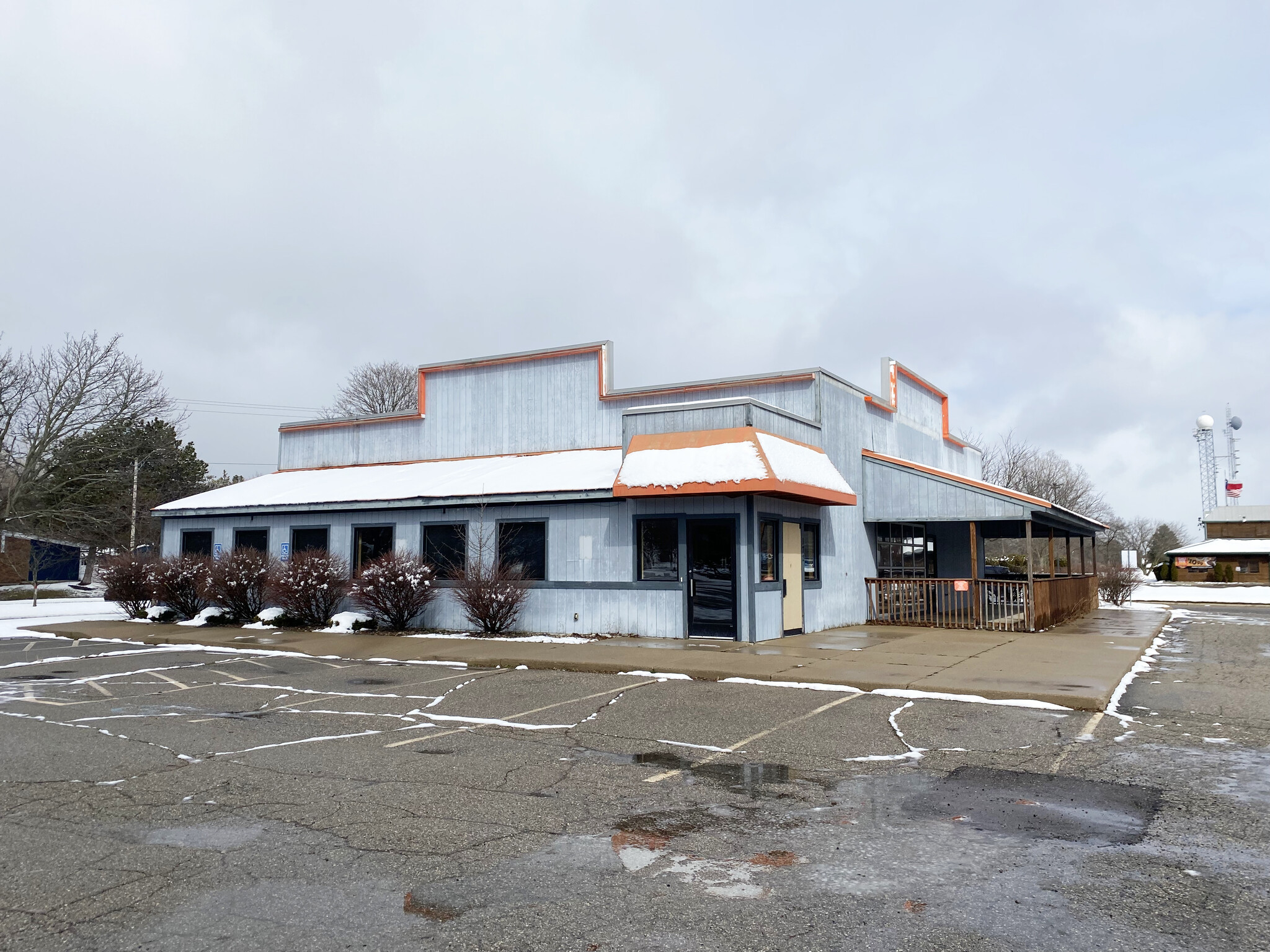 172 E Edgewood Blvd, Lansing, MI for lease Building Photo- Image 1 of 22