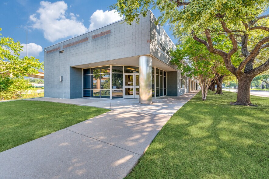 10105 W Technology Blvd, Dallas, TX à vendre - Photo du bâtiment - Image 2 de 22