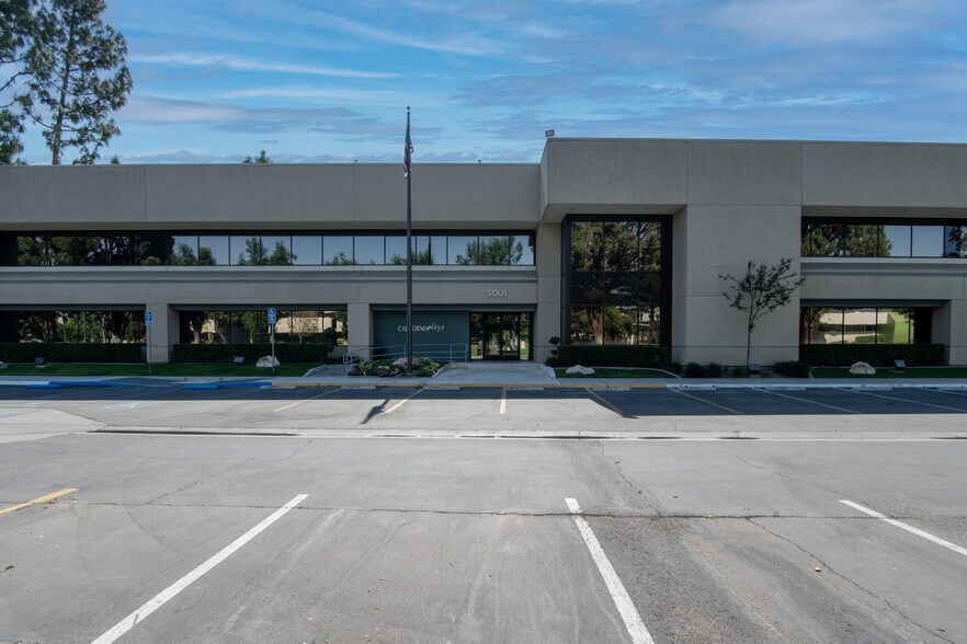 5001 California Ave, Bakersfield, CA à louer - Photo du bâtiment - Image 2 de 9