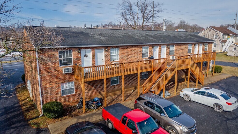990 Chicago Ave, Harrisonburg, VA à vendre - Photo du bâtiment - Image 2 de 47
