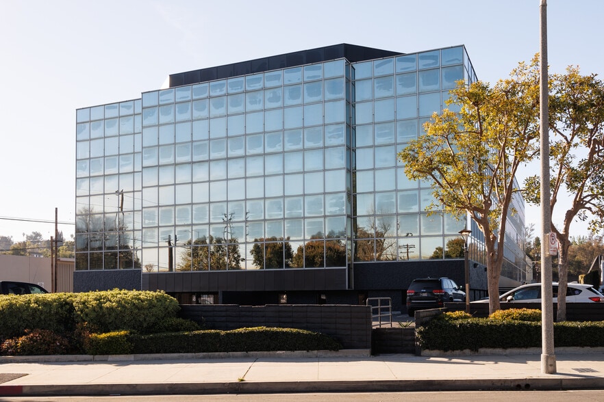 22801 Ventura Blvd, Woodland Hills, CA for lease - Building Photo - Image 3 of 20