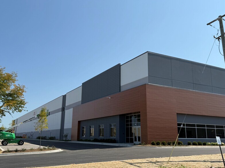 710-854 Foster Ave, Bensenville, IL for lease - Primary Photo - Image 2 of 2