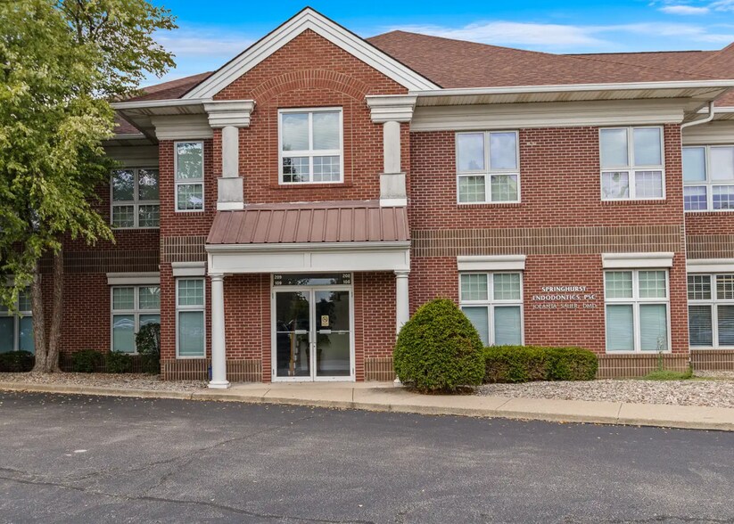 3801 Springhurst Blvd, Louisville, KY à louer - Photo du bâtiment - Image 2 de 3
