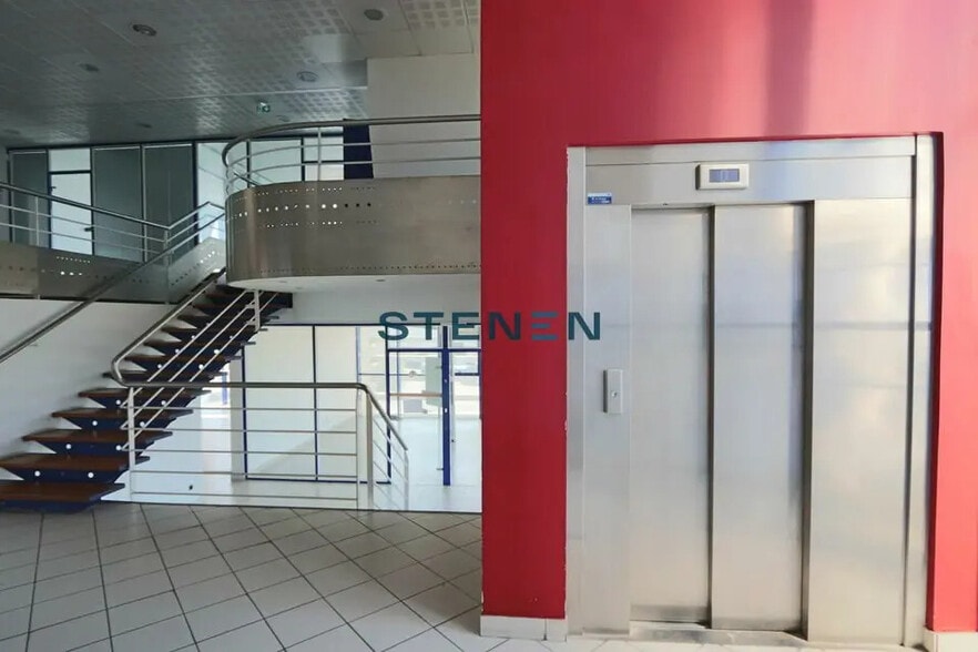 Office in Aix-en-Provence for lease - Lobby - Image 2 of 8