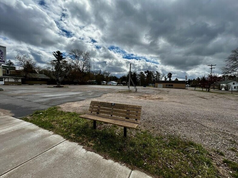 1785 Superior St, Three Lakes, WI à vendre - Photo du bâtiment - Image 2 de 7