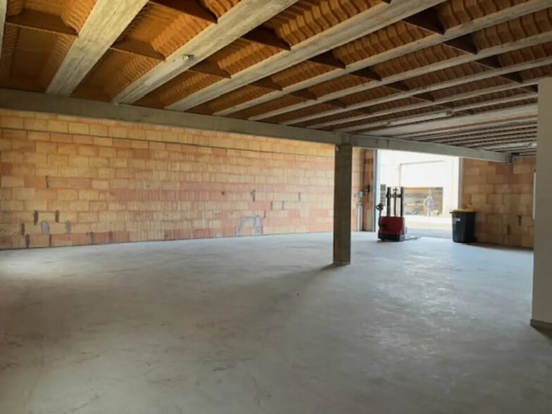 Flex in Bezouce for lease - Interior Photo - Image 2 of 11