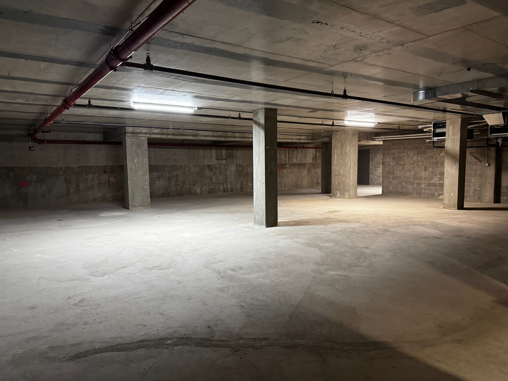 39-11 Queens Blvd, Long Island City, NY for lease Interior Photo- Image 1 of 2