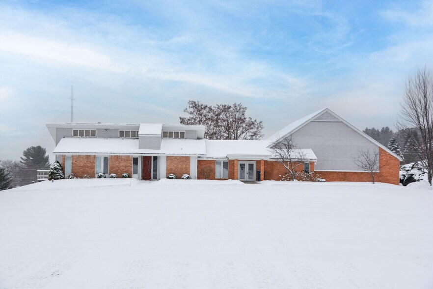 4050 Barnes Rd, Traverse City, MI à vendre - Photo du bâtiment - Image 2 de 35