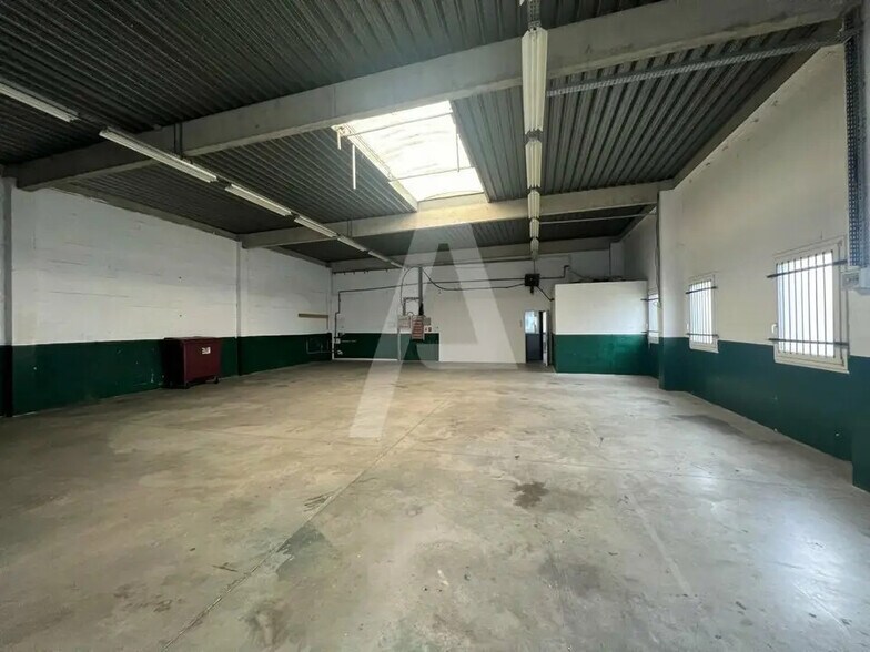 Flex in Lognes for lease - Interior Photo - Image 3 of 3