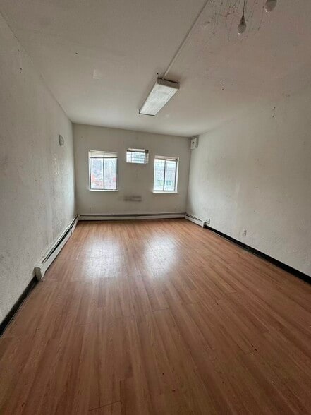 36-22A Union St, Flushing, NY for lease - Interior Photo - Image 3 of 3