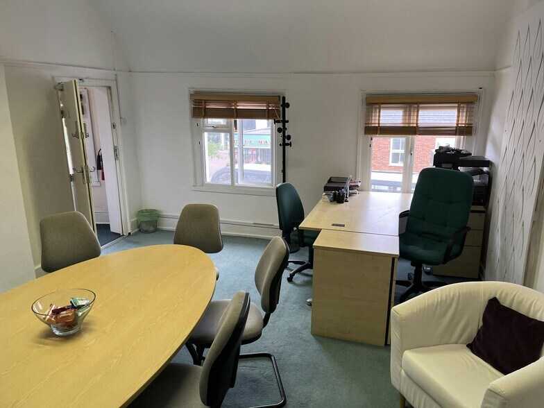 2-10 The Square, Kenilworth à vendre - Photo du bâtiment - Image 3 de 26