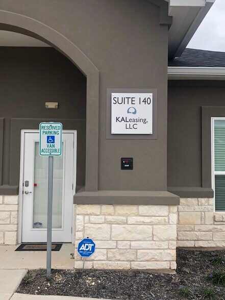 660 S Bagdad Rd, Leander, TX for lease - Building Photo - Image 2 of 22