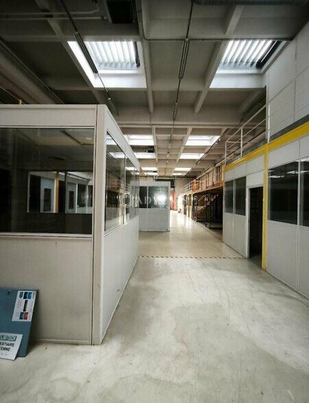 Flex in Rungis for lease - Interior Photo - Image 1 of 2