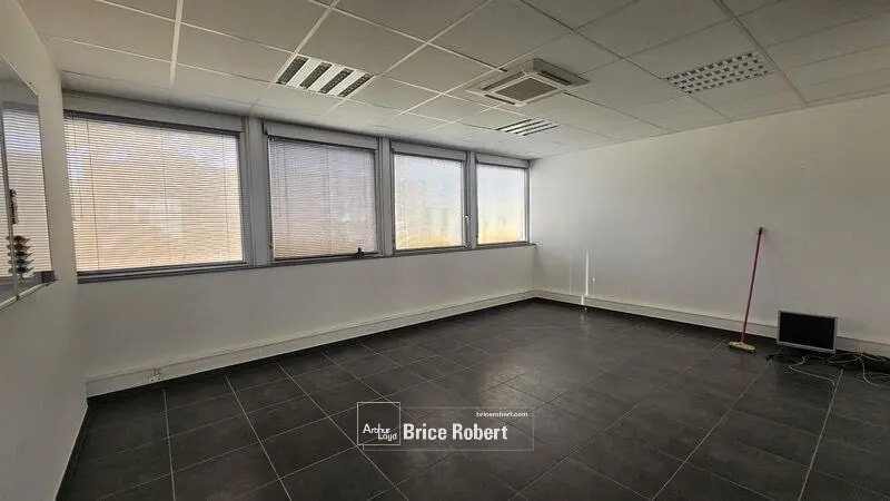 Office in Chassieu for lease - Interior Photo - Image 3 of 4