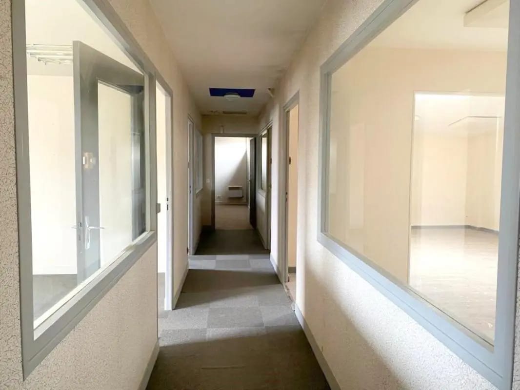 Office in Plaisir for lease Interior Photo- Image 1 of 6