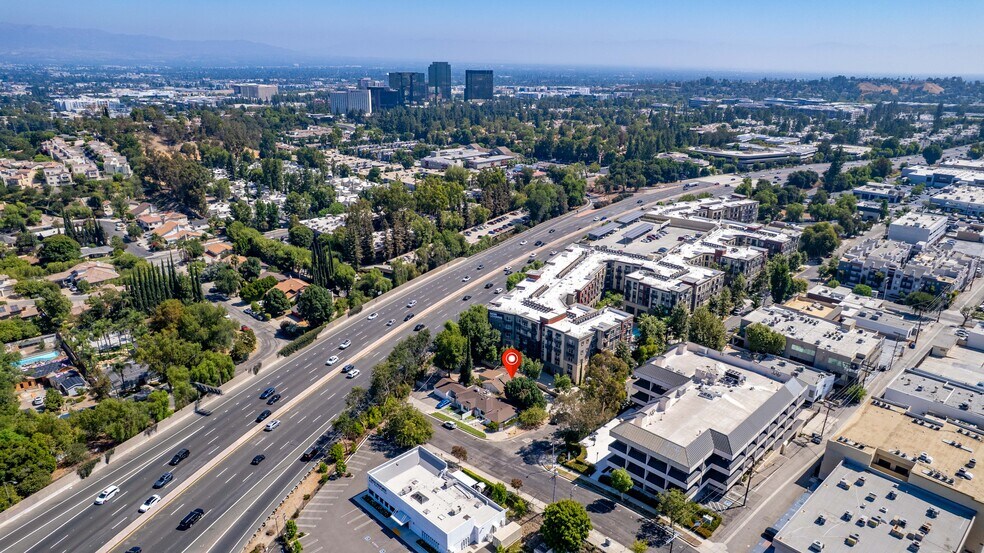 22151 Clarendon St, Woodland Hills, CA à vendre - Photo du bâtiment - Image 2 de 20