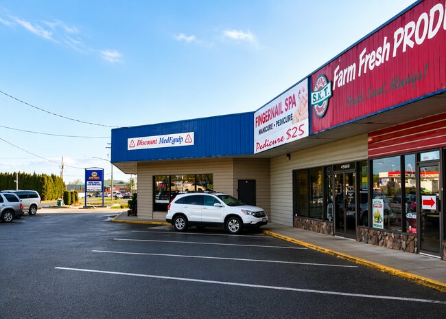 Plus de détails pour 45660 Airport Rd, Chilliwack, BC - Commerce de détail à vendre